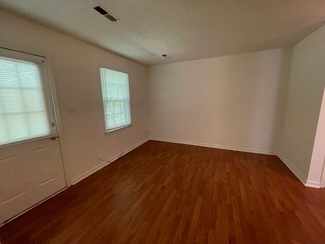 Building Photo - Bedford Duplex