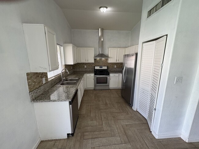 Building Photo - Great eastside location four bedrooms