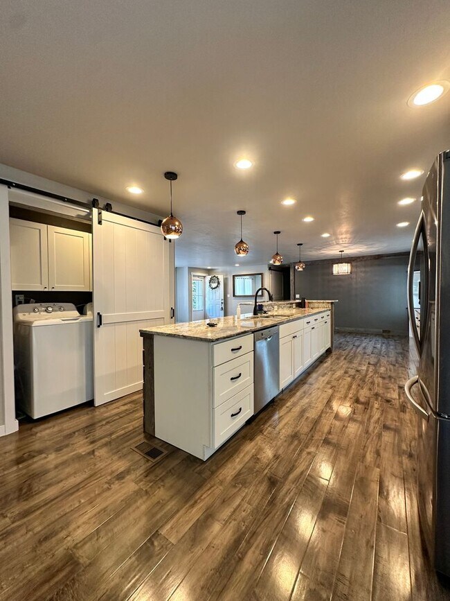 Building Photo - Beautifully Remodeled 3 Bedroom, 2 Bathroom Home – Move-In Ready!