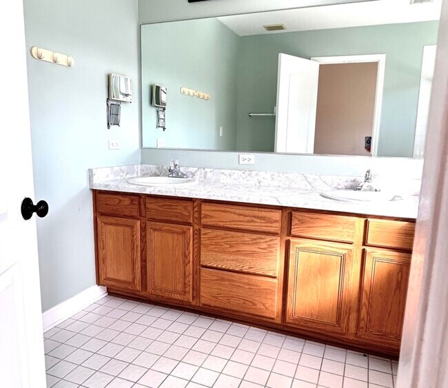 Building Photo - 988 Sheridan Cir