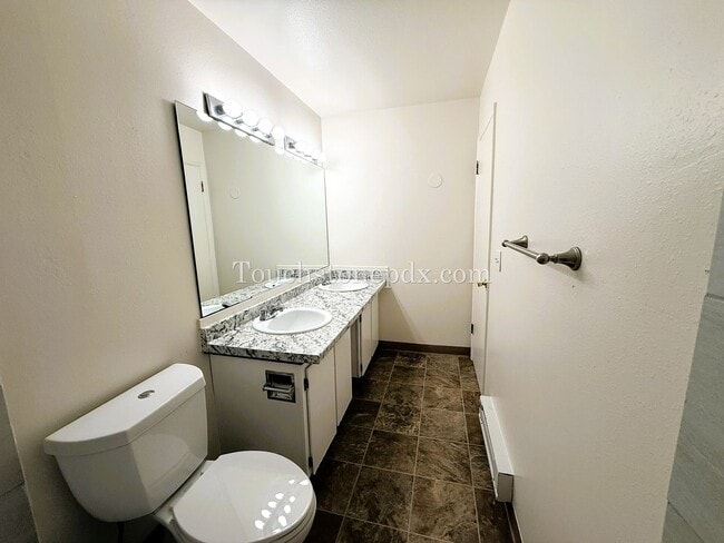 Building Photo - Charming 2-Bedroom Apartment in the Heart ...