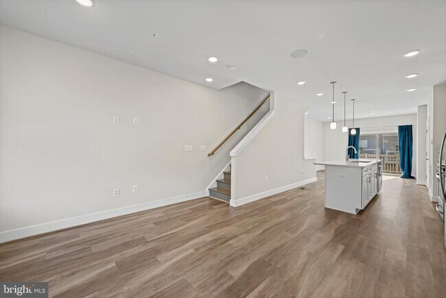 Building Photo - 148 Stowe Dr