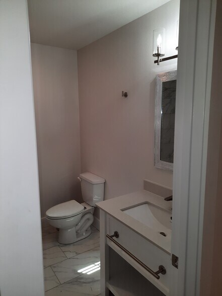 Building Photo - 1735 Woodridge Dr