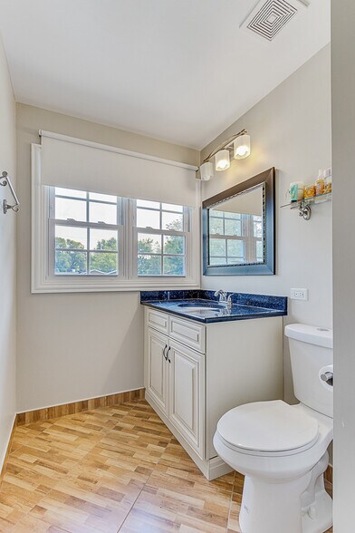 Building Photo - 585 Woodlawn St