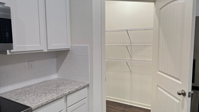Building Photo - ***Special*** 50% Off the First Month Rent...