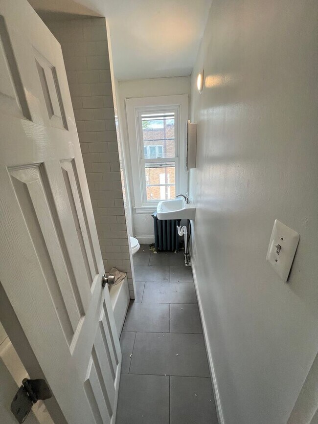 Building Photo - 4 bed 1 bath NEW RENO