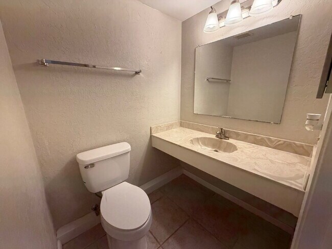 Building Photo - Perfectly located 2/2 townhome in Indialantic