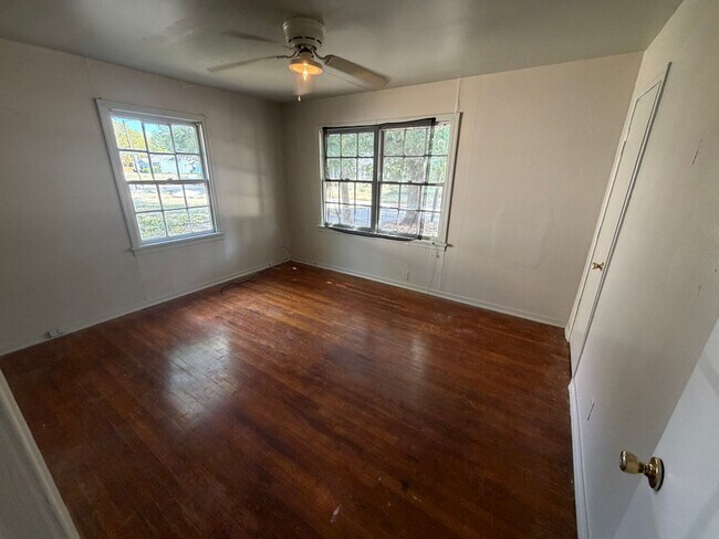 Building Photo - 2726 Lakehurst Ave