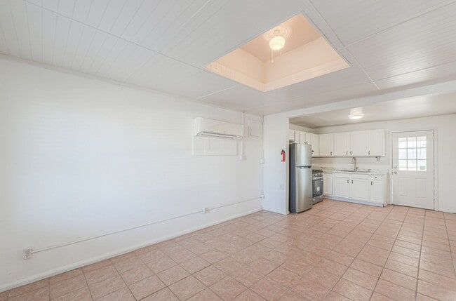 Building Photo - 2 Room 1 Bath Cottage with Huge Backyard