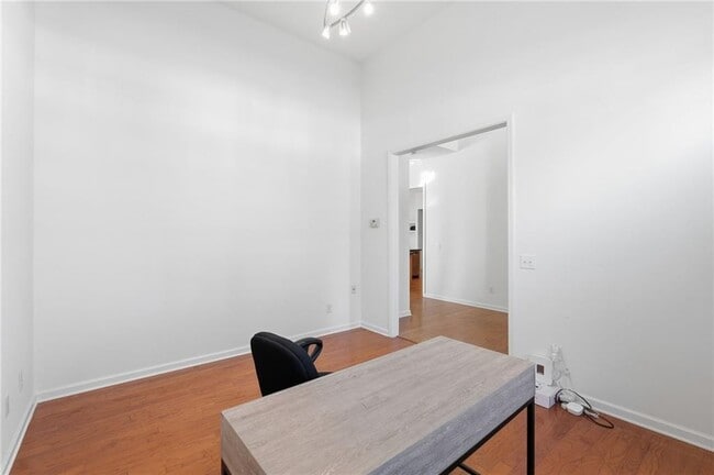 Building Photo - 2050 Willshire Glen