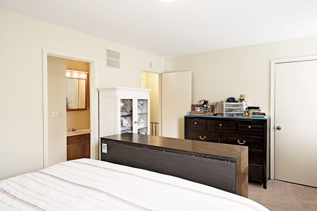 Building Photo - Pet-Friendly Duplex Near NGIC/DIA/NGA, CHO Airport, & Hollymead Town Center