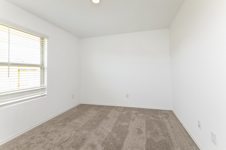 Building Photo - 919 Silver Birch Br