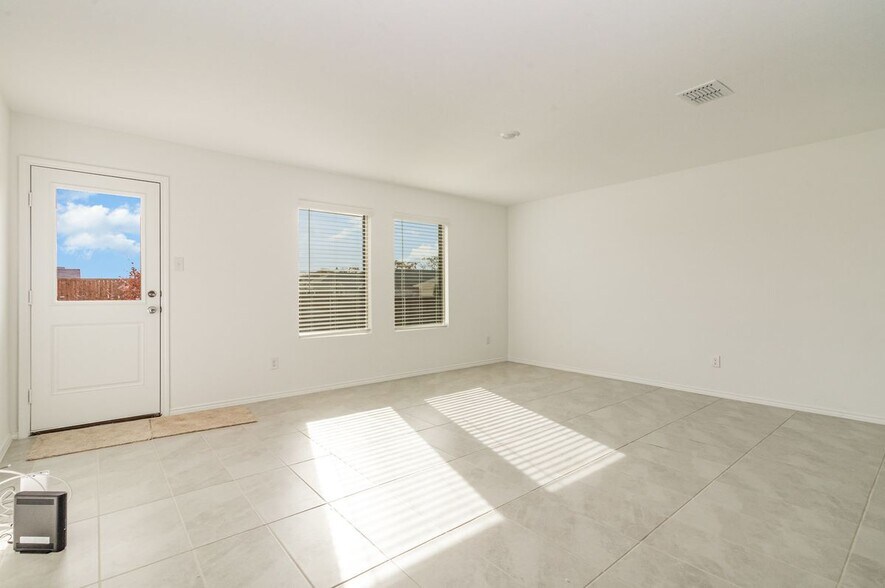 Building Photo - 2804 Grn Hl Wy