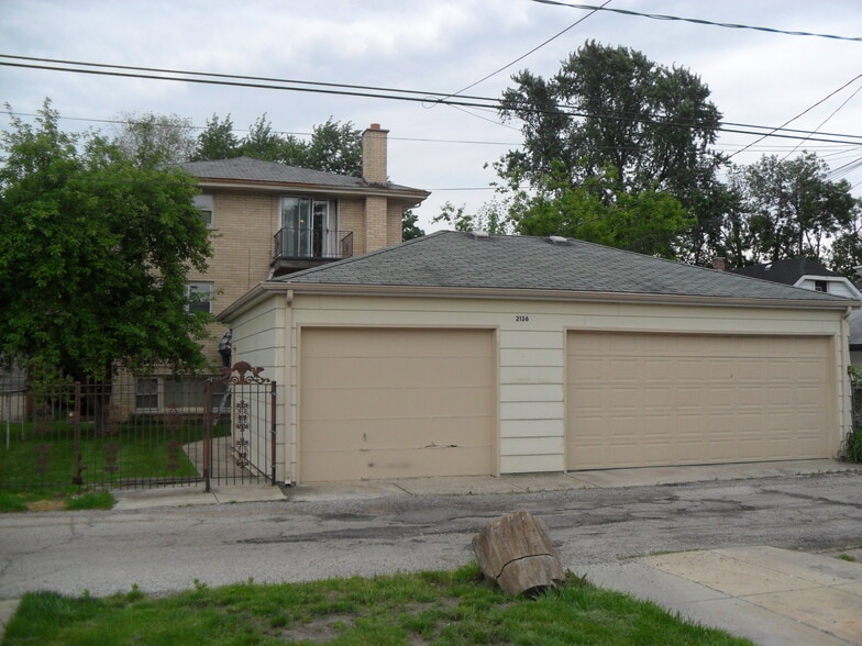 Extra High Garage Truck/Van - 2136 N 74th Ct