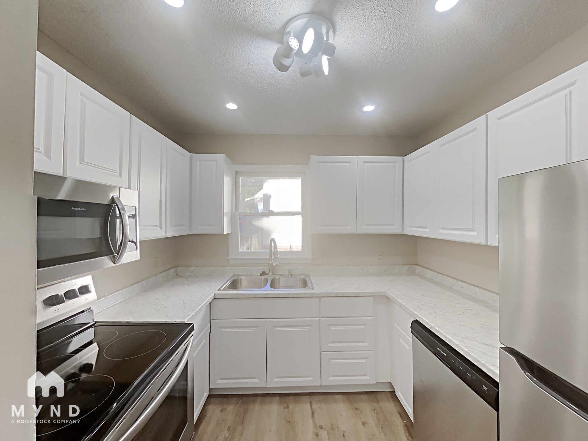 Building Photo - 4521 Aviemore Crescent
