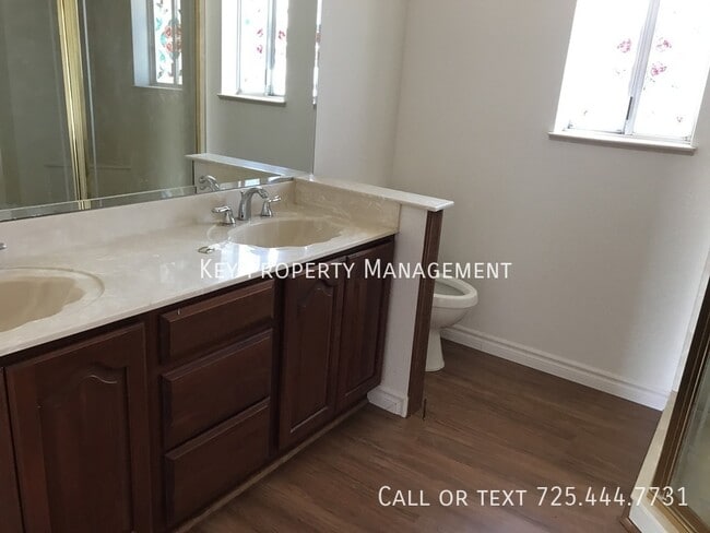 Building Photo - 4 Bed * Tri-Level House on 1+ Acre