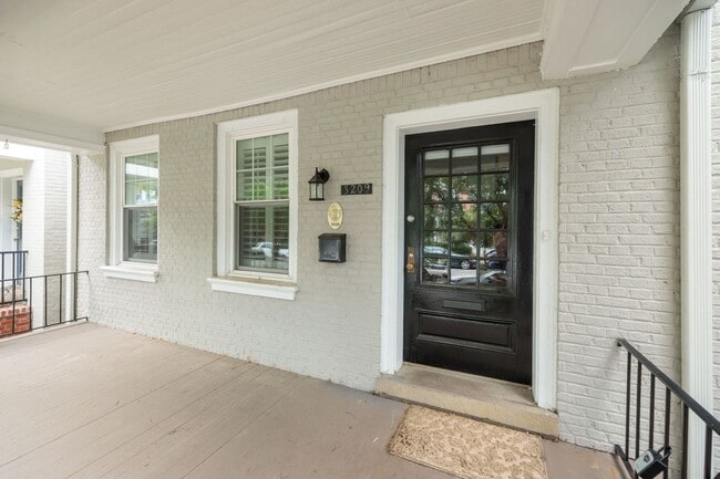 Building Photo - 3 Bedroom Home off of Patterson Ave **Avai...