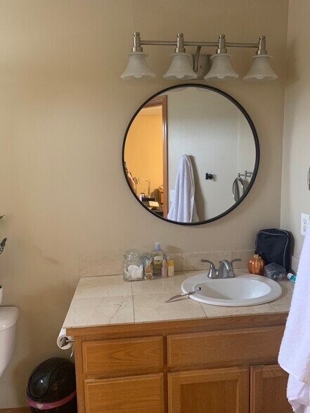 Primary bathroom - 206 E Illinois St