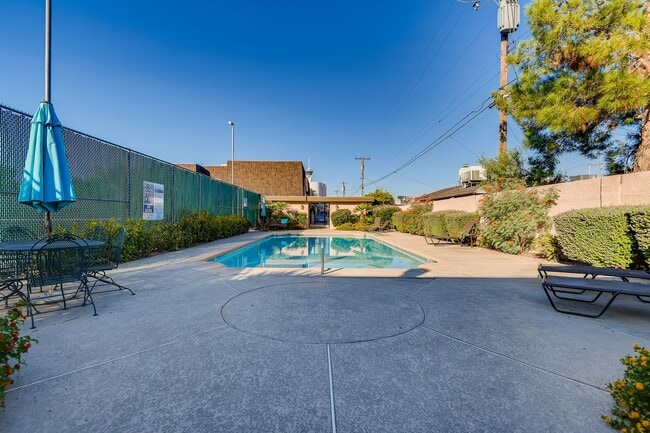 Building Photo - Immaculate 2 bedroom condo with all the ap...