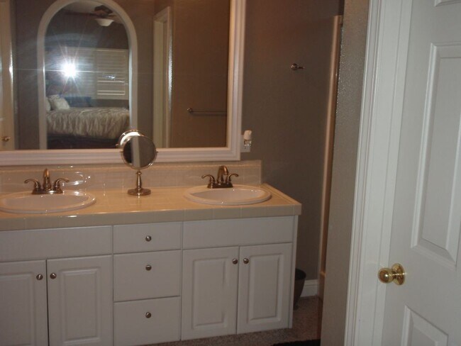 Building Photo - 3592 Lakefront Circle