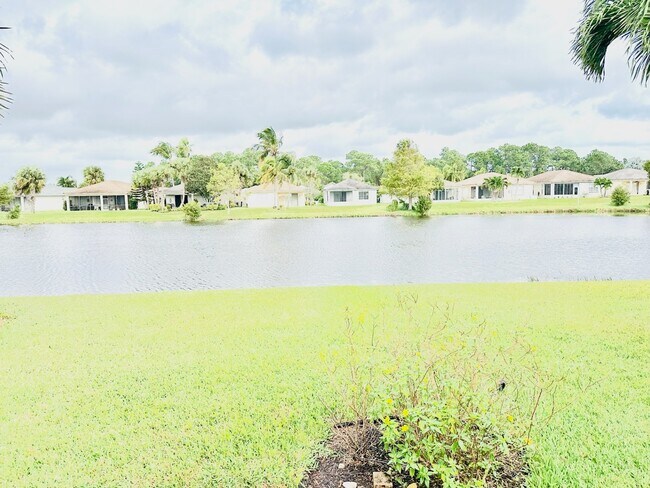 Building Photo - 867 SW Rocky Bayou Ter