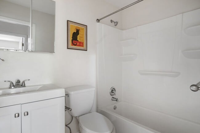 Building Photo - 3 to 4 Bed/3 1/2 Bath. Pet friendly.  Reserved Parking