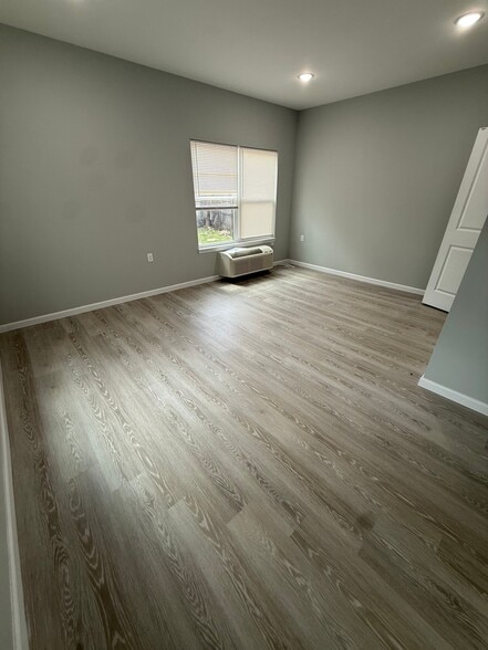 Building Photo - 456 Ellison St