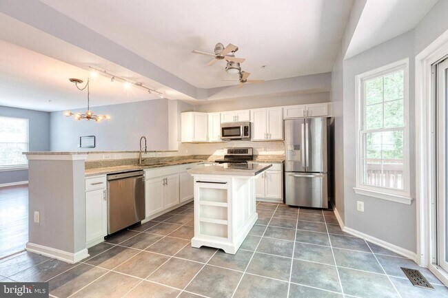 Building Photo - 3bd 2.5bth home nestled in the sought-afte...