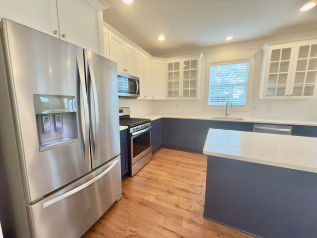 Building Photo - Beautiful 3 bed 3 bath WALKABLE to restaur...
