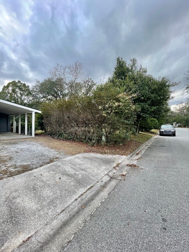Building Photo - 2 Bed / 2 Bath with office space Home for Rent – Renovated Kitchen & Fenced Backyard