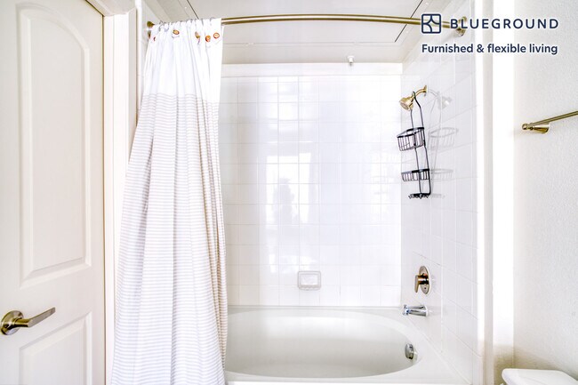 Building Photo - 11601 Century Oaks Terrace