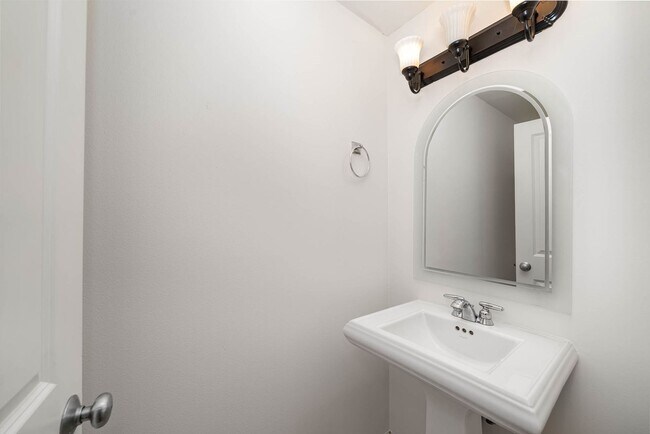 Building Photo - 2Bd/2Ba Seattle Townhouse