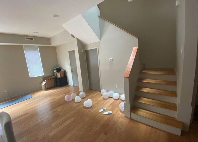 Building Photo - 9/1 Huge, modern 5BR/2.5BA w/parking, AC, w/d in unit!