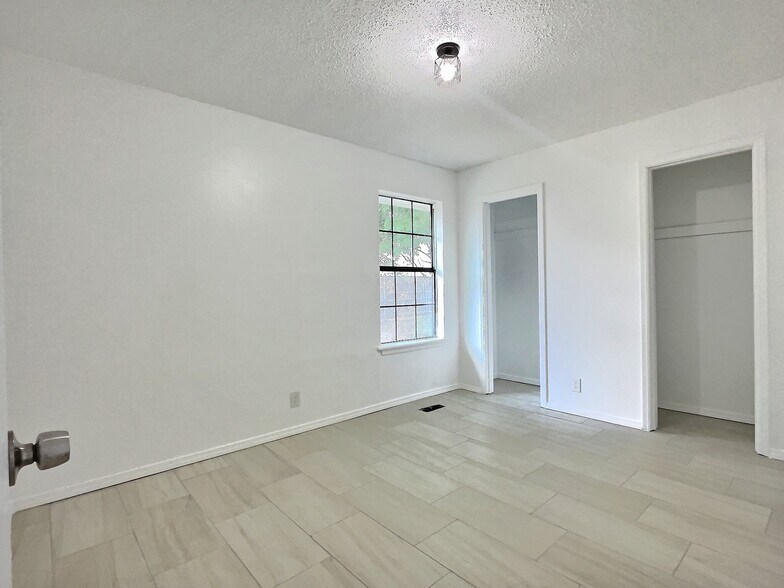 Building Photo - 3135 S 130th East Plz