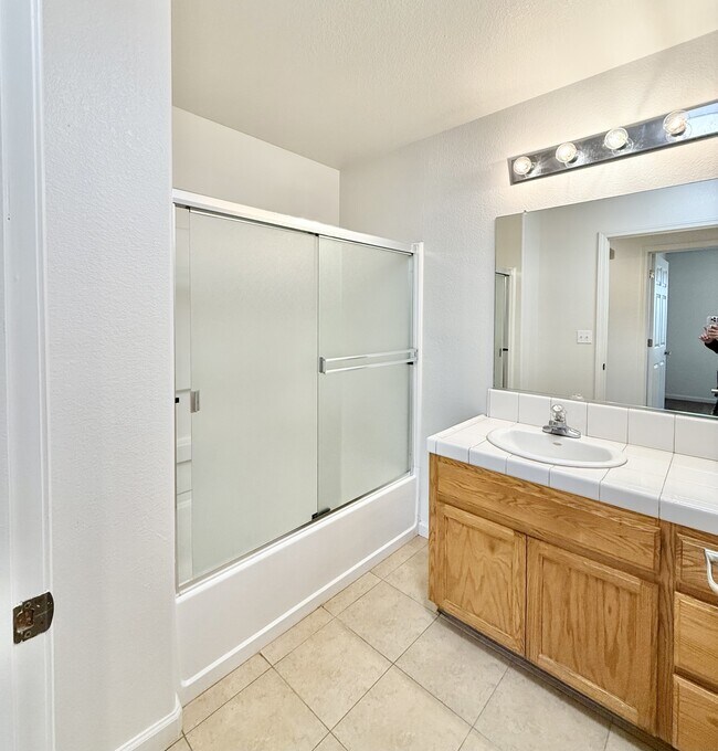 Building Photo - 421 N Walnut Ave