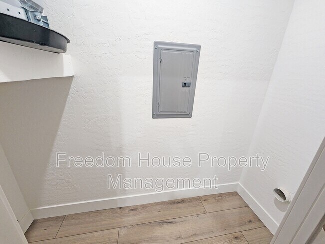 Building Photo - 1340 Arrowhead St