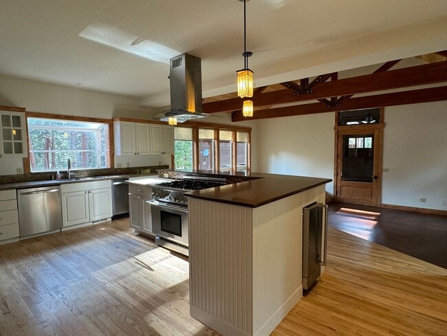 Building Photo - Luxury Mountain Retreat: 4-Bedroom Home wi...