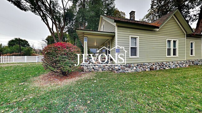 Building Photo - Charming 3-bedroom home with fenced backya...