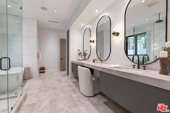 Building Photo - 16879 Mooncrest Dr