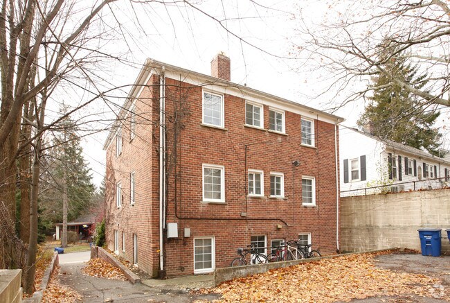 Building Photo - 330 W Davis Ave