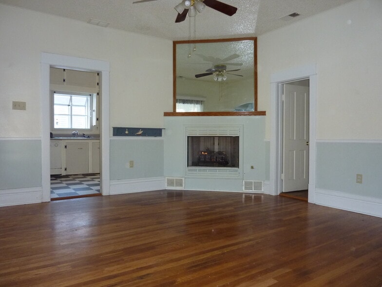 Building Photo - 829 Bross St