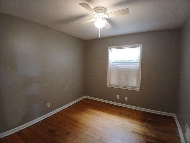 Building Photo - Newly Renovated Home in Parkway Village  - Open To Section 8