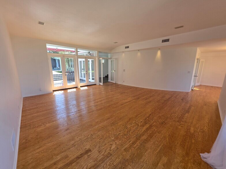 Building Photo - 310 S Thurston Ave