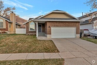 Building Photo - Beautiful Pet Friendly 4 Bed, 3 Bath Farmi...