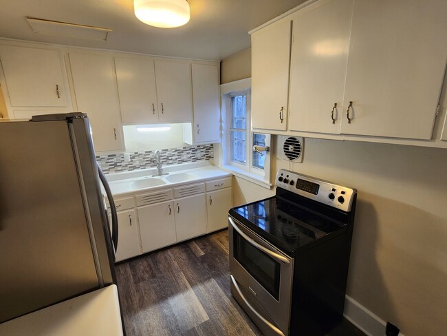 Building Photo - 3 bedroom Tosa Village townhome