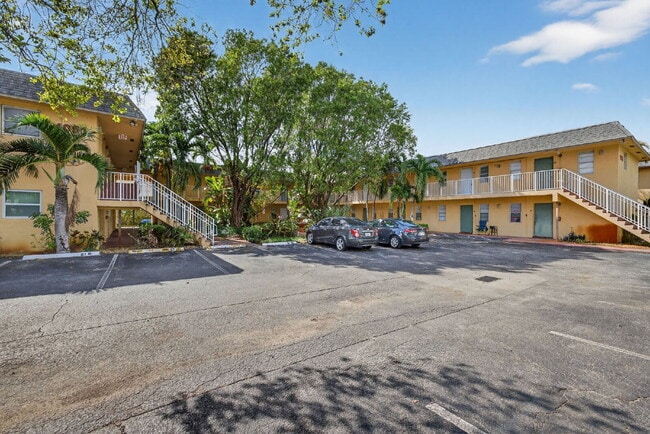 Building Photo - QUICK MOVE IN - FIRST MONTH FREE | Bright & Modern 1-Bedroom Apartment in Prime Oakland Park Loca...