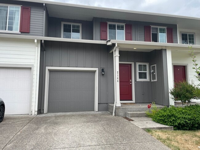 Building Photo - Charming 3 Bedroom Townhome w/FULLY FENCED...