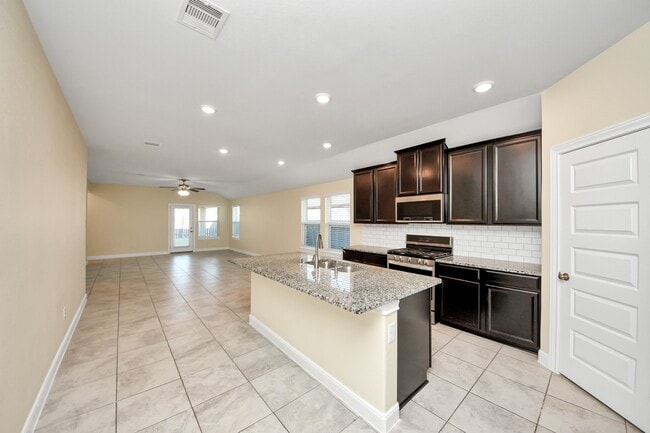 Building Photo - 24654 Greenwood Bay Dr