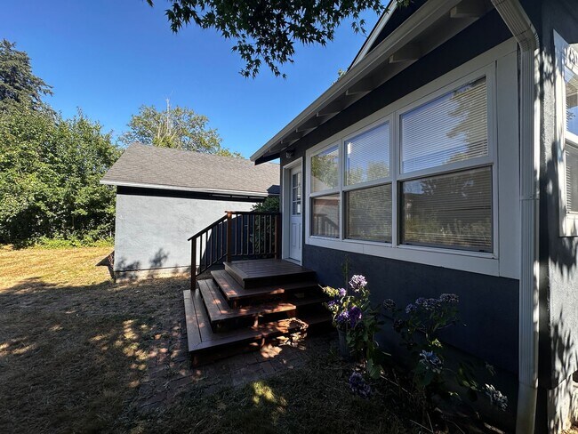 Building Photo - 3 Bedroom 2 Bath Single Family House