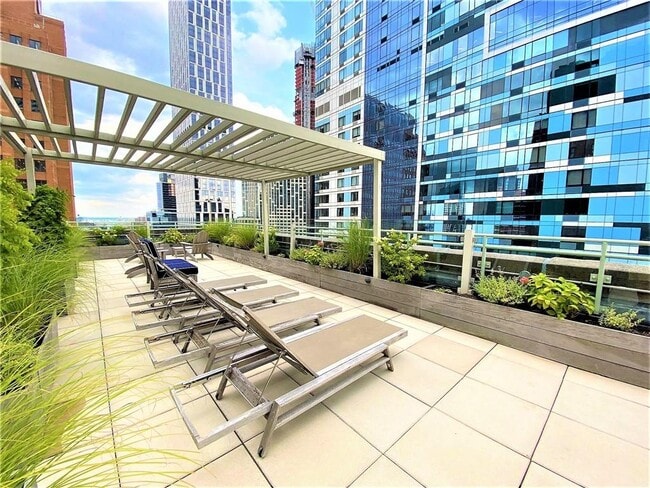 Building Photo - 365 Bridge St